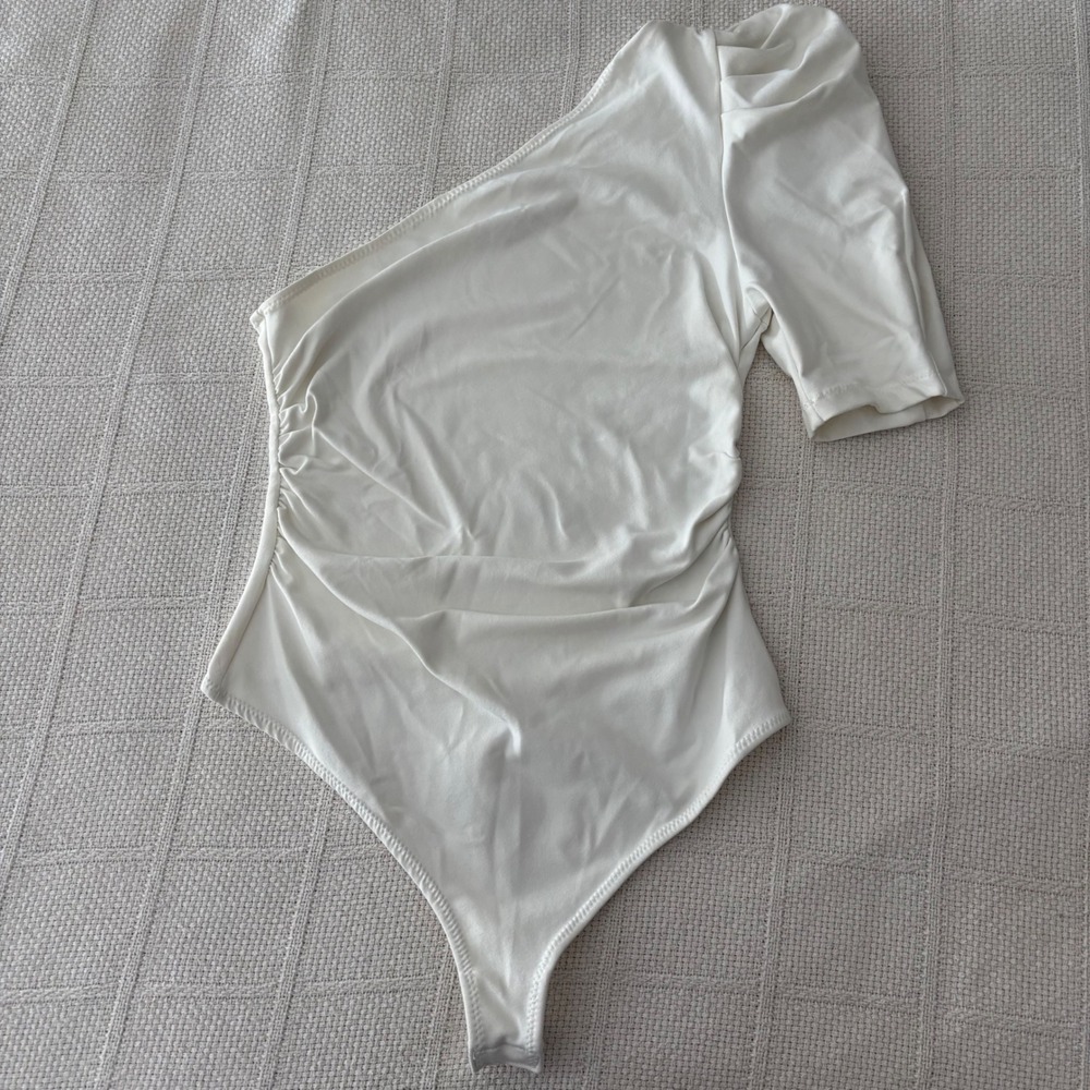 Women's XS FREE PEOPLE Intimately Something Bout You White One Shoulder Bodysuit